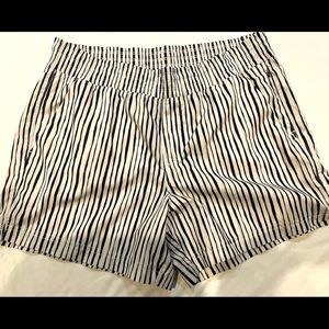 Stretchtech Black/tan/white striped shorts